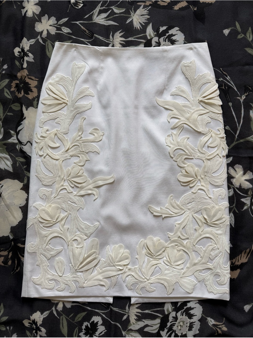 White House Black Market White Floral Appliqué Pencil Skirt